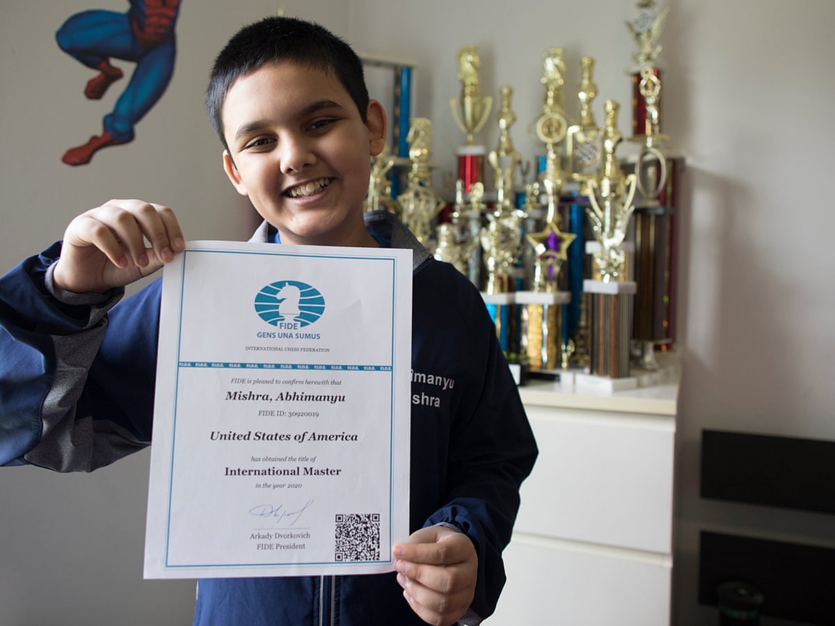 Abhimanyu enseña sonriente —y «aliviado», como él mismo ha dicho tras ganar su partida consagratoria— el título que lo certifica como el gran maestro de ajedrez más joven de todos los tiempos.