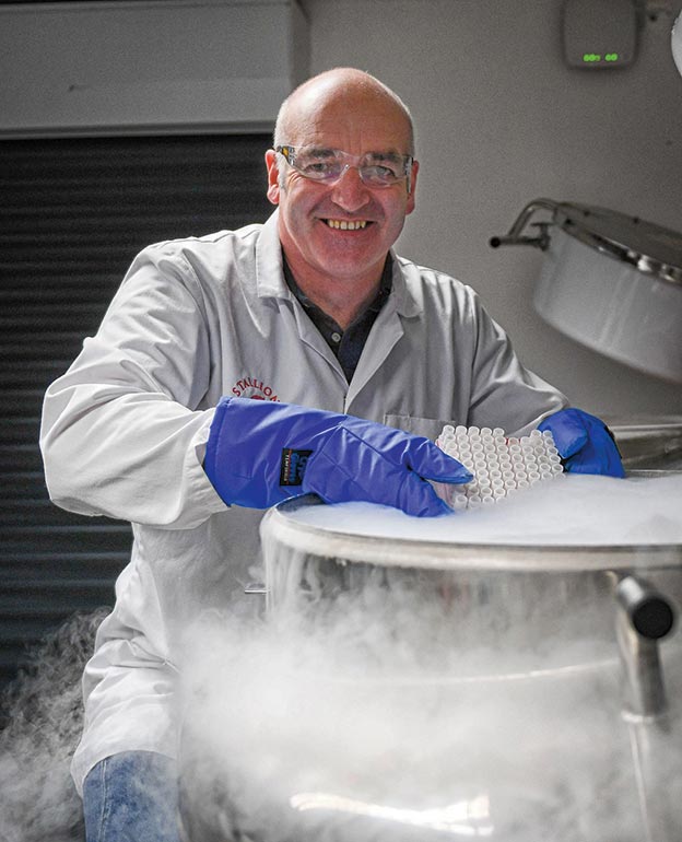 Tullis Matson, el creador de Nature's Safe, es cauto en cuanto a la recuperación de especies extintas, como mamuts o incluso dinosaurios. Pero genetistas de Harvard planean usar la tecnología CRISPR para introducir genes de mamuts en elefantes y hacerlos más resistentes a determinadas condiciones climáticas.