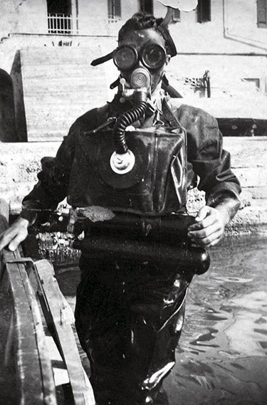 «De pequeño, me gustaba mucho el cine –recuerda Pérez-Reverte–. Tendría 11 años cuando fui con mi padre a ver una película de la Guerra Mundial que se llamaba I due nemici, en la cual los italianos hacen un papel patético. Y mi padre me dijo: 'No te creas que eso fue siempre así, hubo italianos muy valientes que lucharon muy bien'. Y me contó la historia de los maiale y los ataques en el Mediterráneo. Y se me quedó en la cabeza».