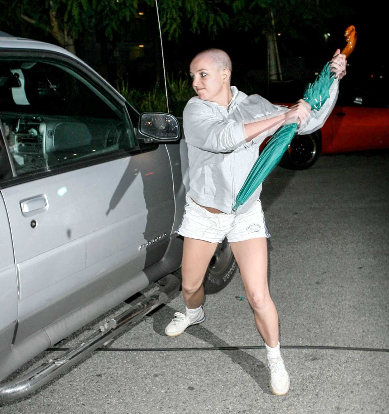 En febrero de 2007, la cantante se rapó la cabeza en una peluquería de California, iniciando una deriva que acabó con ella hospitalizada. Para entonces se había divorciado dos veces y tenía dos hijos, de los que perdió la custodia.