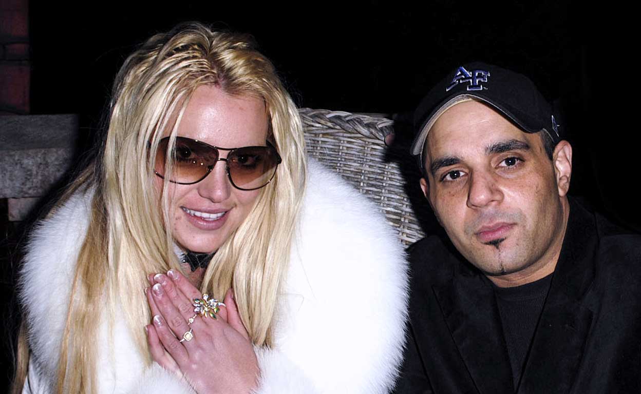 Para los padres de Britney, el responsable de las crisis de su hija era su mánager, Sam Lufti, que controlaba todos los aspectos de la vida de la artista e incluso, según su madre, la drogaba.