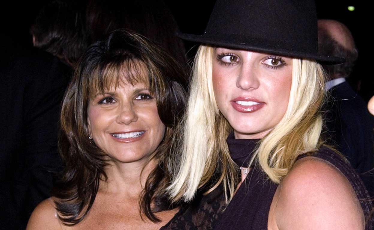 Aunque el protagonista del caso siempre ha sido el padre de Britney, que tiene su custodia, la madre, Lynne, respaldó siempre la decisión. Ahora ha cambiado de opinión y ha pedido que acabe esa dependencia de su progenitor.