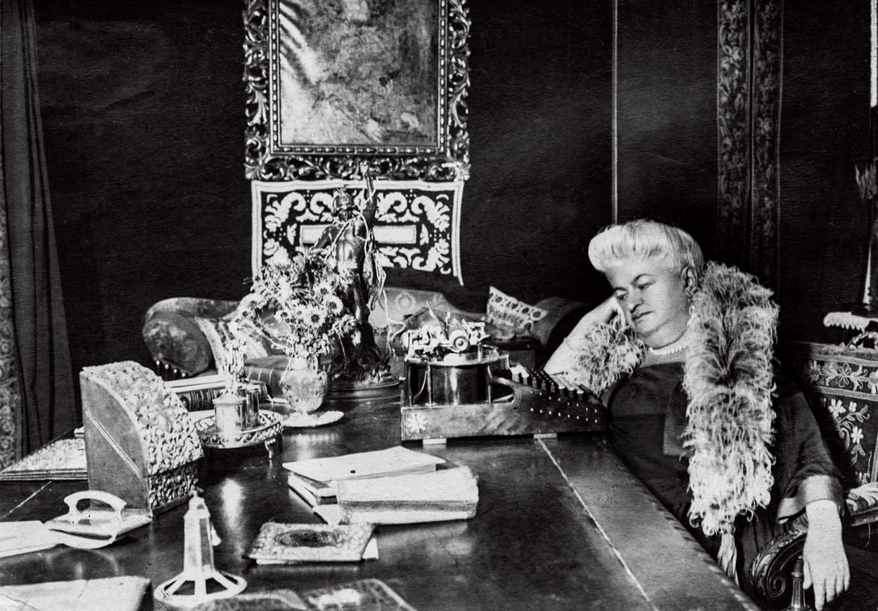 Le atraía lo nuevo. Quiso aprender a conducir y fue de los primeros escritores en utilizar una máquina de escribir. Esta imagen es de 1915, doña Emilia tenía 64 años.