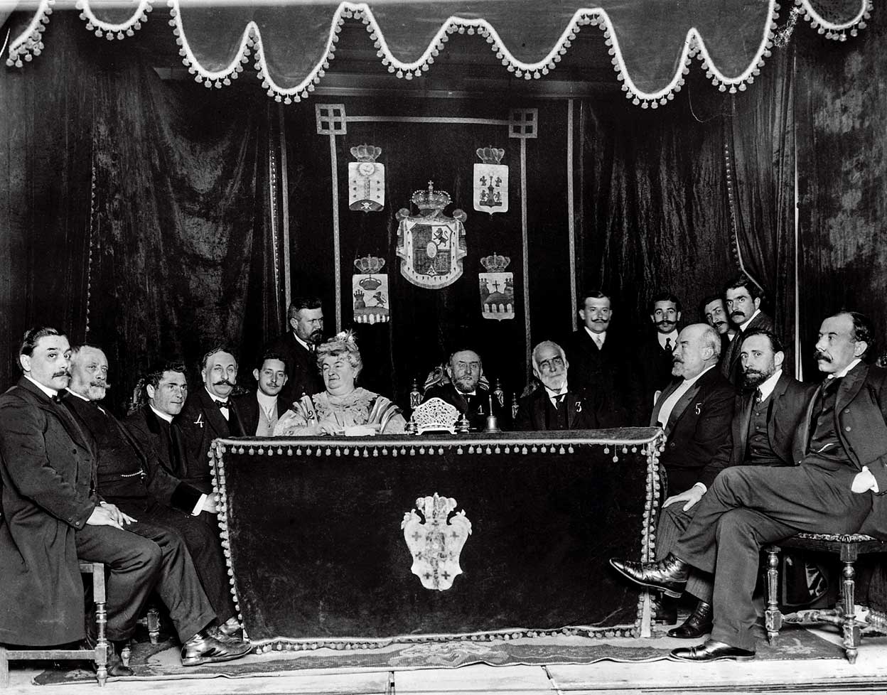 Pardo Bazán fue la primera catedrática de Universidad de España. Aquí, en un homenaje a Concepción Arenal, otra luchadora, a la que admiró mucho.