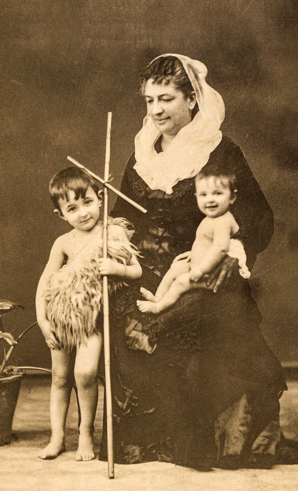 Amalia de la Rúa-Figueroa apoyó a su hija Emilia en sus ambiciones intelectuales y se ocupó de sus nietos y de llevar su casa.