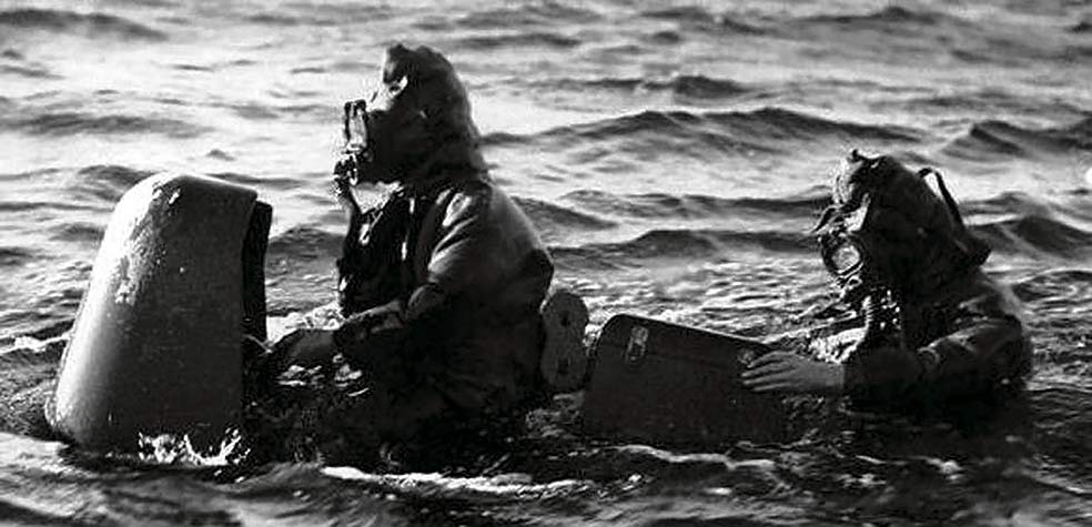 Dos tripulantes —miembros de la flotilla MAS— se subían a horcajadas sobre los torpedos, apodados maiale ('cerdo'), y se dirigían hacia el objetivo. Se podían sumergir hasta 30 metros. Una vez alcanzado el blanco, los tripulantes sacaban la carga explosiva que contenía la cabeza del torpedo y la fijaban al casco con un temporizador que les permitiera alejarse con el resto del torpedo antes de que se produjera la explosión.