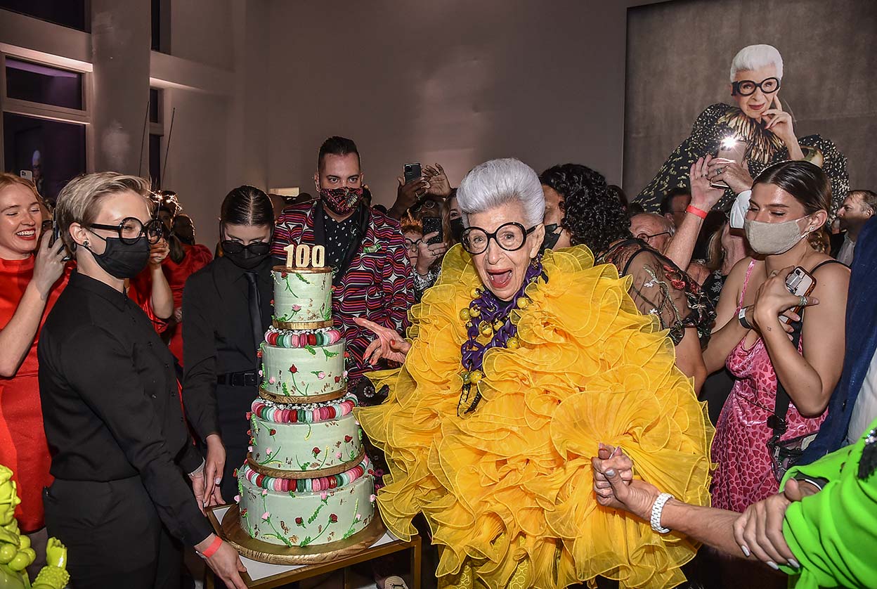 Apfel, junto a su tarta de cumpleaños. Casi como un regalo más, H&amp;M la fichó con 100 años para colaborar en una nueva colección que la marca lanzará en 2022. |