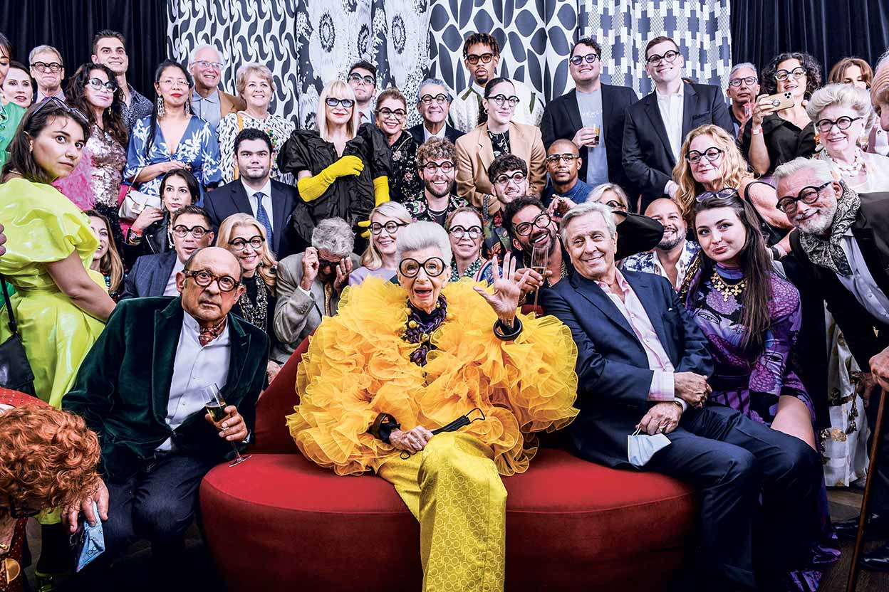 Iris Apfel durante la celebración de su cumpleaños número cien en Central Park Tower, en Manhattan, rodeada de celebrities. |