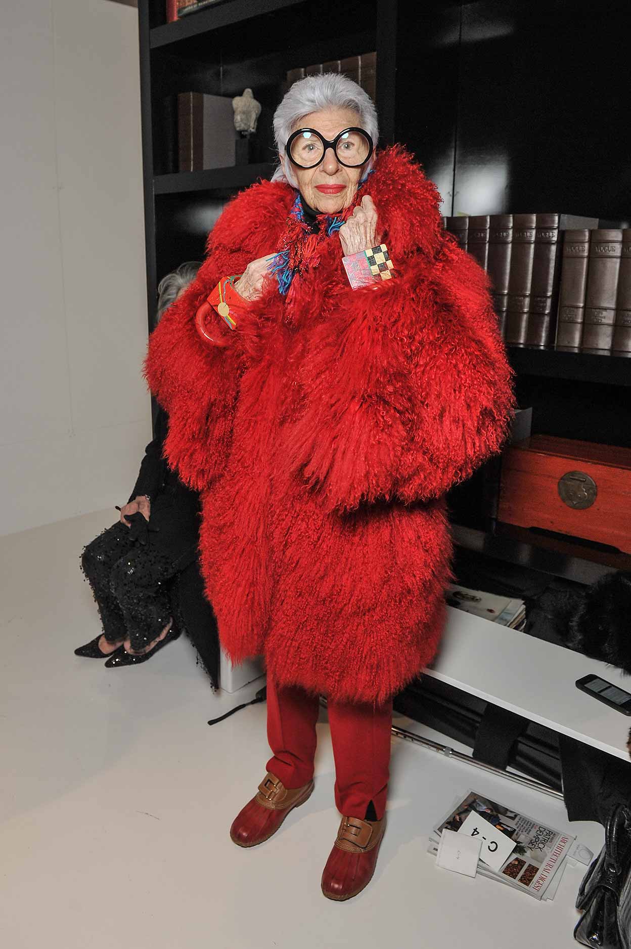 «Experimenta con tu imagen, pero sé siempre tú mismo. El estilo es una actitud», asegura Iris Apfel. «Y si no puedes ser bonita, tienes que aprender a hacerte atractiva». |