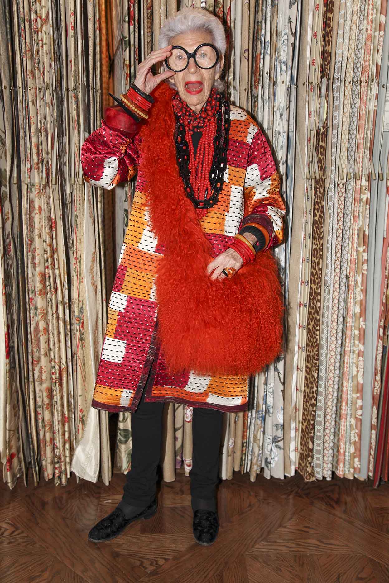 Iris Apfel es conocida como 'la reina de los accesorios' por su capacidad para combinar ropa de alta costura con grandes accesorios artesanales. Esa capacidad le permitió alzarse de forma irreverente en el mundo de la moda más allá de los estereotipos. |