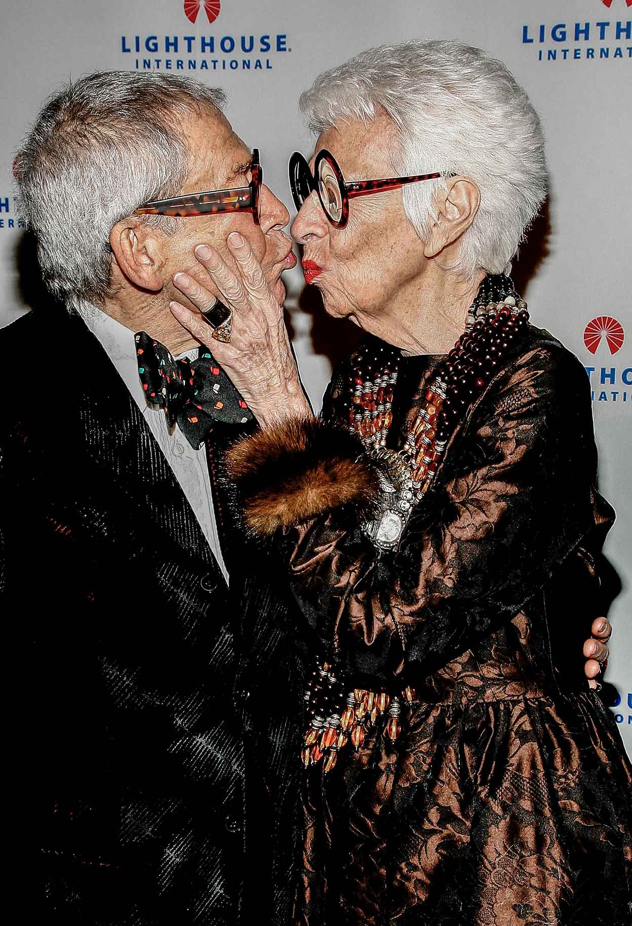 «Alguna vez —contaba Carl Apfel en el documental del director Albert Maysles— tuvimos algún problema con Jackie (Kennedy) porque…». «¡Para! —le grita Iris a su marido-. Que no les gusta que hablemos de esas cosas». Y se ríen. «El estilo es curiosidad y sentido del humor», concluía en el documental. Carl falleció en 2015.