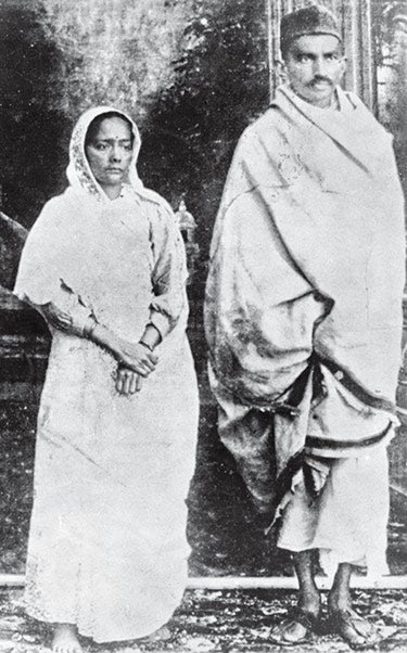 Kasturba se casó con Gandhi a los 13 años. Tuvieron cuatro hijos. En 1906, cuando ambos tenían 38 años, Gandhi decidió renunciar al sexo.