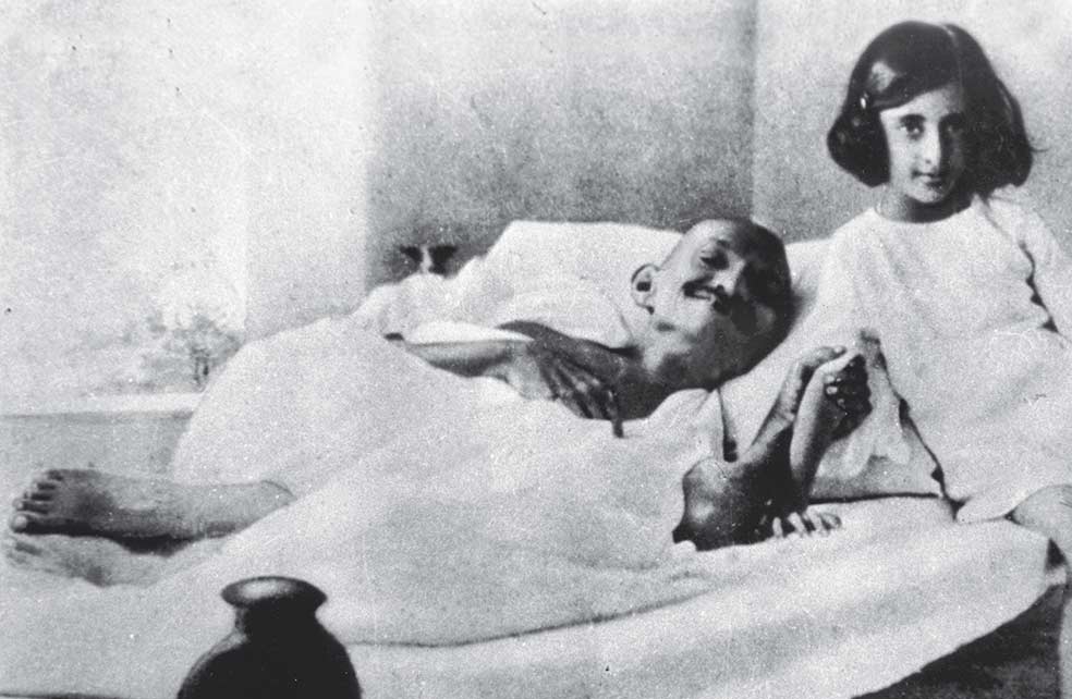 Con Indira Gandhi de niña, en 1924.No eran parientes. Gandhi colaboró con Nehru, padre de Indira y primer ministro de la India independiente.