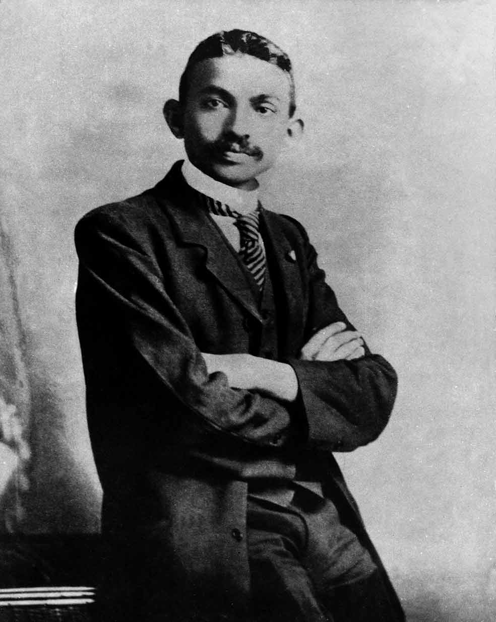 Lo encarcelaron por primera vez en 1908 en Sudáfrica por negarse a llevar encima su documentación. Al salir, fue agredido por un compatriota.