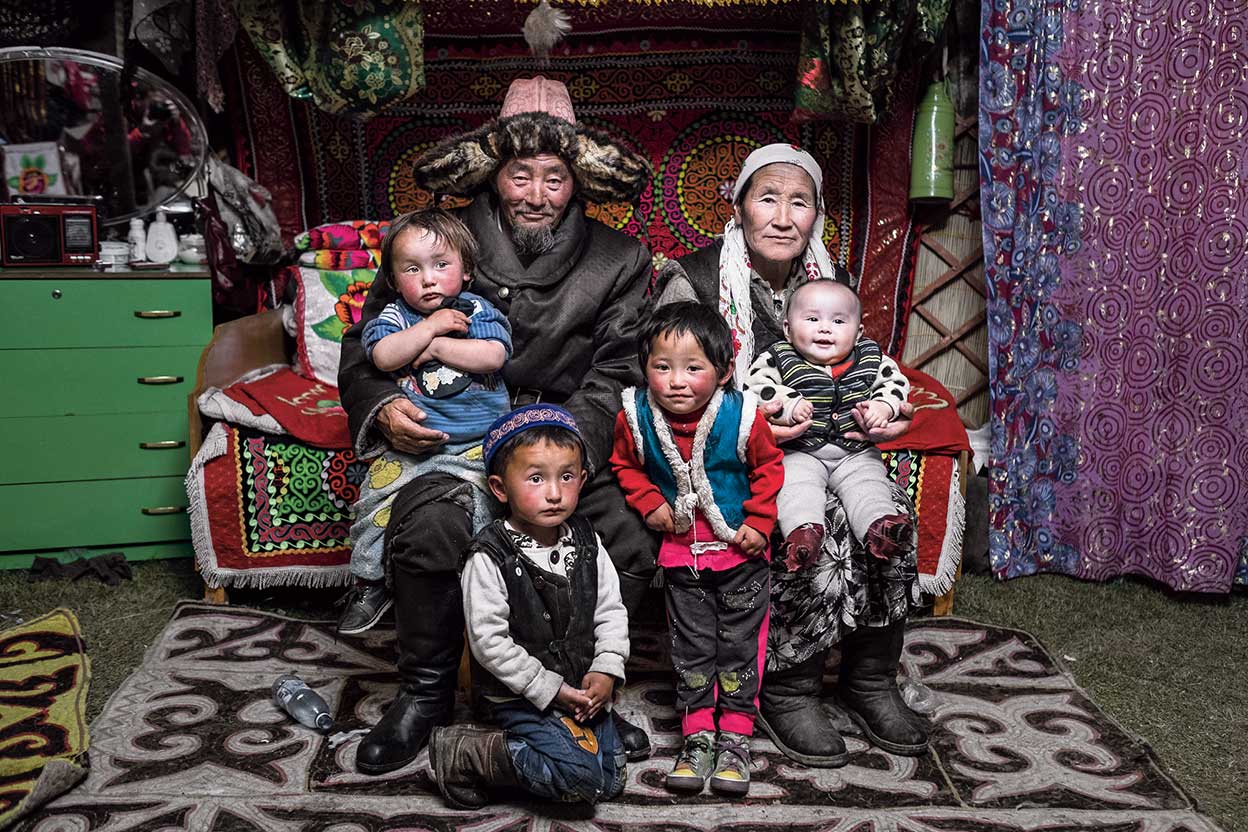 Los primeros mongoles apenas comían hidratos de carbono, por eso no tenían caries. Hoy, Mongolia tiene tres millones de habitantes; la mayoría, nómadas, como Sailau, en la foto con su mujer y sus nietos.
