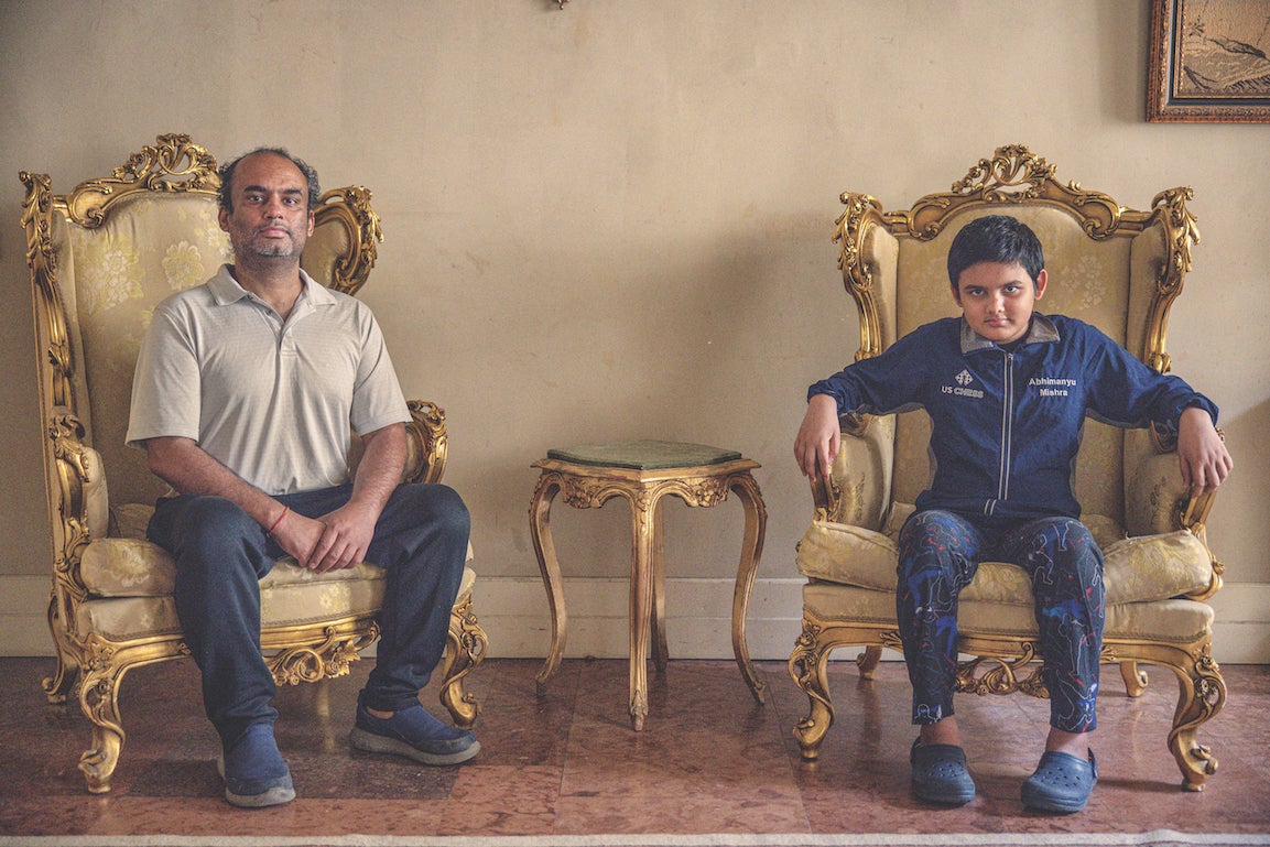 Abhimanyu y su padre en el hotel St. George, en el barrio del Castillo, en Budapest. Para su progenitor, el ajedrez es más que matemáticas y poder acceder a universidades de primera fila. «Te enseña muchas cosas sobre la vida», dice Mishra. Y una por encima de todas las demás: que hay que sacrificar pequeñas cosas para alcanzar algo grande. Abhimanyu pasa 12 horas al día jugando al ajedrez. Ha dejado aparcado el colegio. ¿Tiempo para hobbies? ¿Una infancia normal? Quizá esas sean algunas de las pequeñas cosas a las que se refiere su padre.