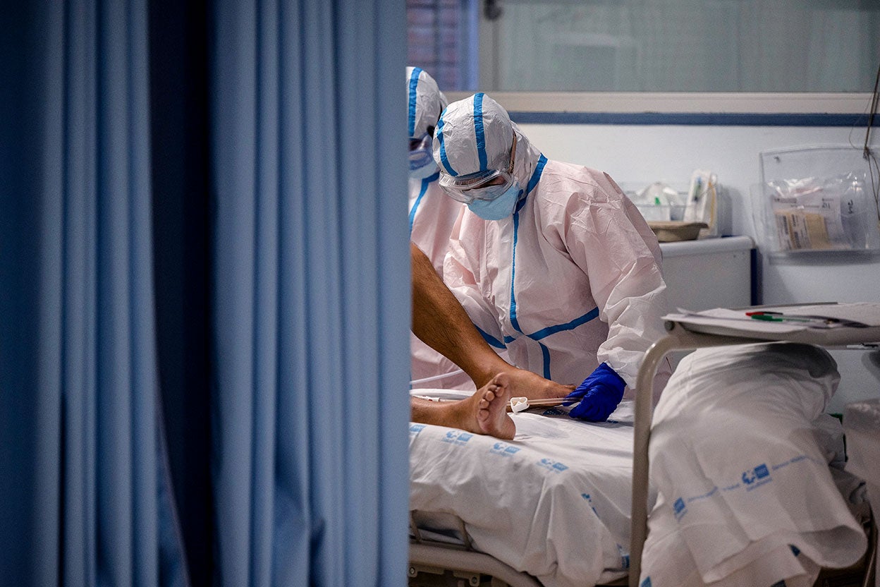 Un paciente con coronavirus es atendido en la UCI del Hospital Universitario Severo Ochoa de Leganés, muy afectado durante la primera oleada. «Nos formamos para curar a los demás –explica Beatriz Rodríguez, jefa de sección del Servicio de Psiquiatría y Salud Mental del Hospital La Paz–, pero no estamos preparados para asistir, impotentes, a la muerte ajena. Necesitamos competencias para desarrollar fortalezas intrapersonales». |