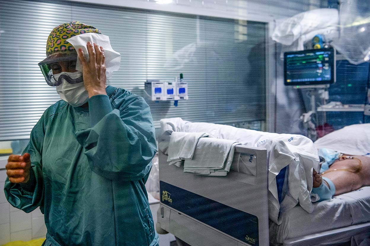 Una trabajadora sanitaria sale de una UCI de Barcelona tras atender a un paciente con Covid-19. «El problema de los sanitarios puede quedar encapsulado —explica la neuropsiquiatra Rafaela Santos–. Muchos presumen de fortaleza mental: 'Yo puedo con todo'. De repente, sin embargo, brota esa vulnerabilidad agazapada. Y suele presentar mayor gravedad». |