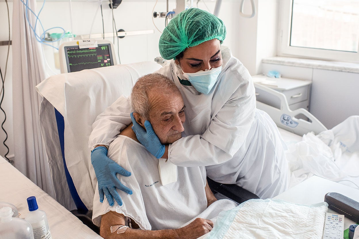 Una enfermera consuela a un paciente en la sala Covid-19 del Hospital del Mar en Barcelona la pasada Navidad. La mayoría de quienes sufren problemas de salud mental derivados de la pandemia están siendo tratados solo con psicofármacos porque en la sanidad pública apenas hay 6 psicólogos por cada 100.000 habitantes, frente a la media de la UE, de 18. |