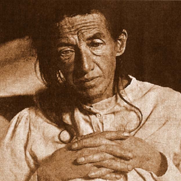 Auguste Deter, un ama de casa casada con un funcionario con el que tenía una hija y una vida normal, comenzó a comportarse de modo extraño en marzo de 1901, a los 51 años. Su marido, desbordado por la situación, la ingresó ocho meses después. Alzheimer fue su médico.