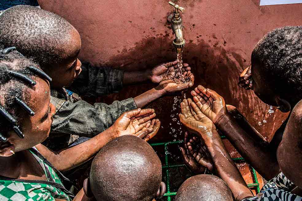 Durante mucho tiempo, el agua no era fiable. Beber agua estancada era exponerse a una diarrea, cólera, tifus... En algunos lugares sigue siendo un peligro. Por eso en algunas tribus de África, se compensa su ingesta bebiendo leche o masticando raíces.