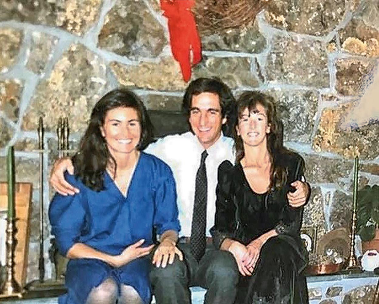 Lindsay (de negro) y Margaret con su hermano Matthew, en 1989, antes de que este sufriese sus primeros brotes psicóticos.