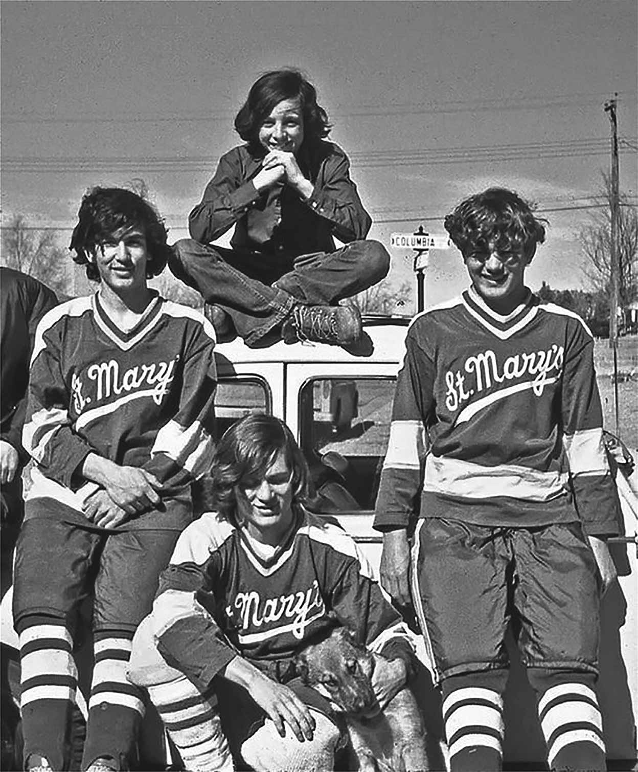 Cuatro de los hermanos con su equipación de hockey en los años setenta. Eran buenos estudiantes, dotados músicos y deportistas.