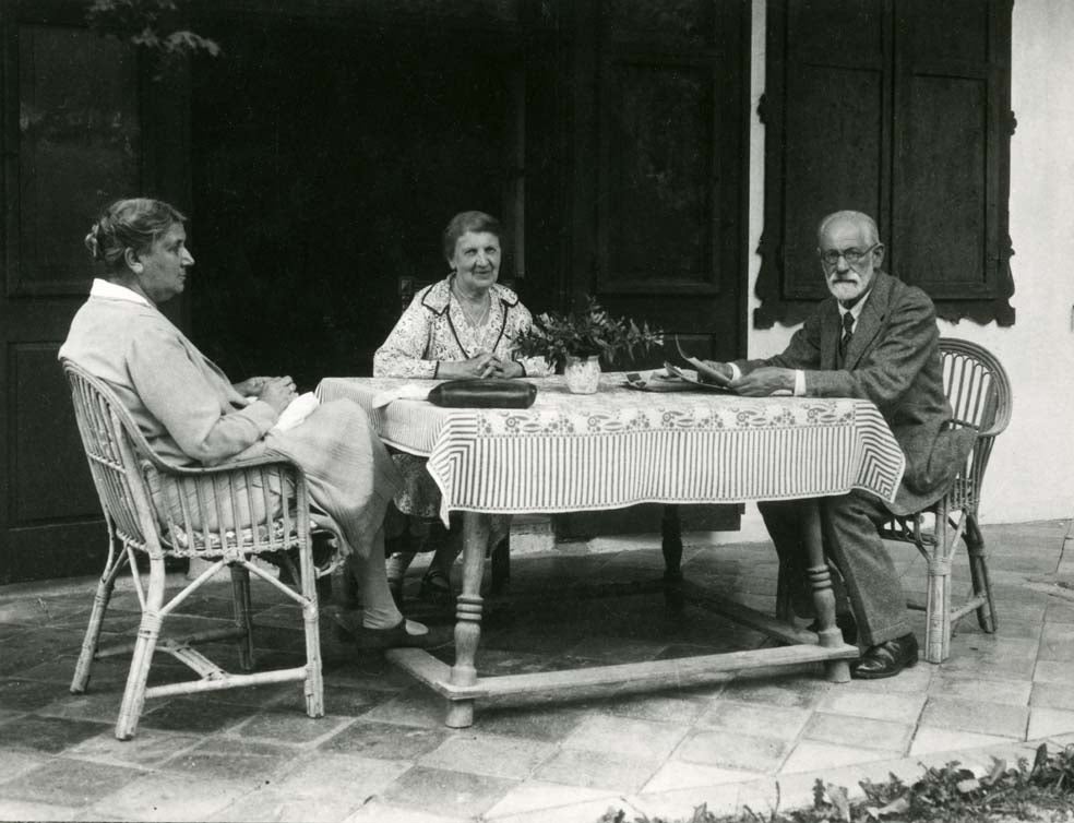 Minna, la hermana de su mujer, vivió muchos años con los Freud. A los rumores que ya tildaban a Sigmund de ser libidinoso, un abortero clandestino, frecuentador de burdeles y adicto a la masturbación, se sumaron los de que se acostaba con su cuñada.