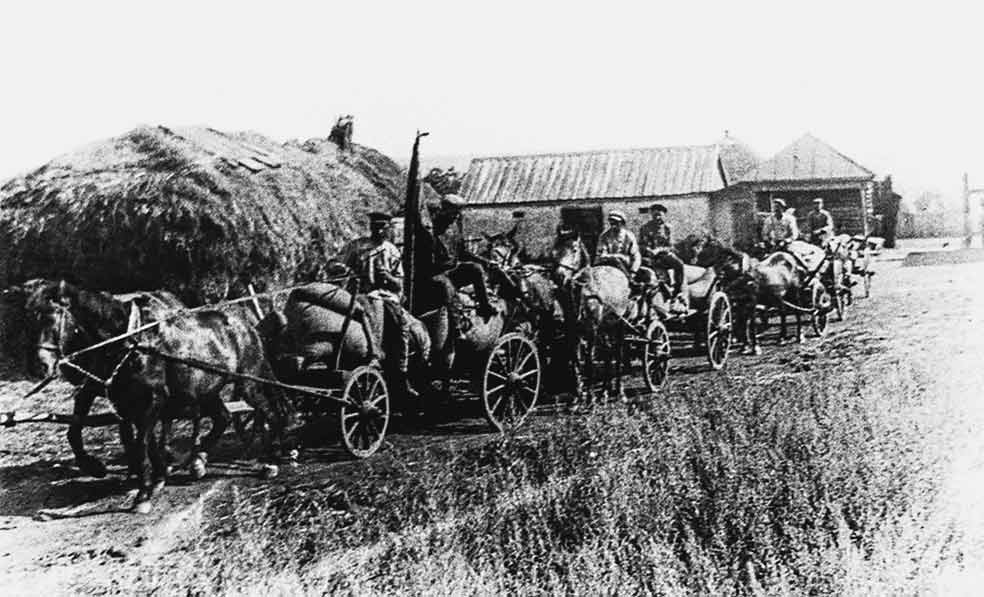 Requisa de pan y otros alimentos en una aldea de la región de Járkov en 1932.