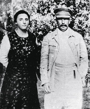 Nadezhda Alilúyeva, la esposa de Stalin, intentó interceder por Ucrania. En la foto posa con él en los años veinte. Acabó suicidándose.