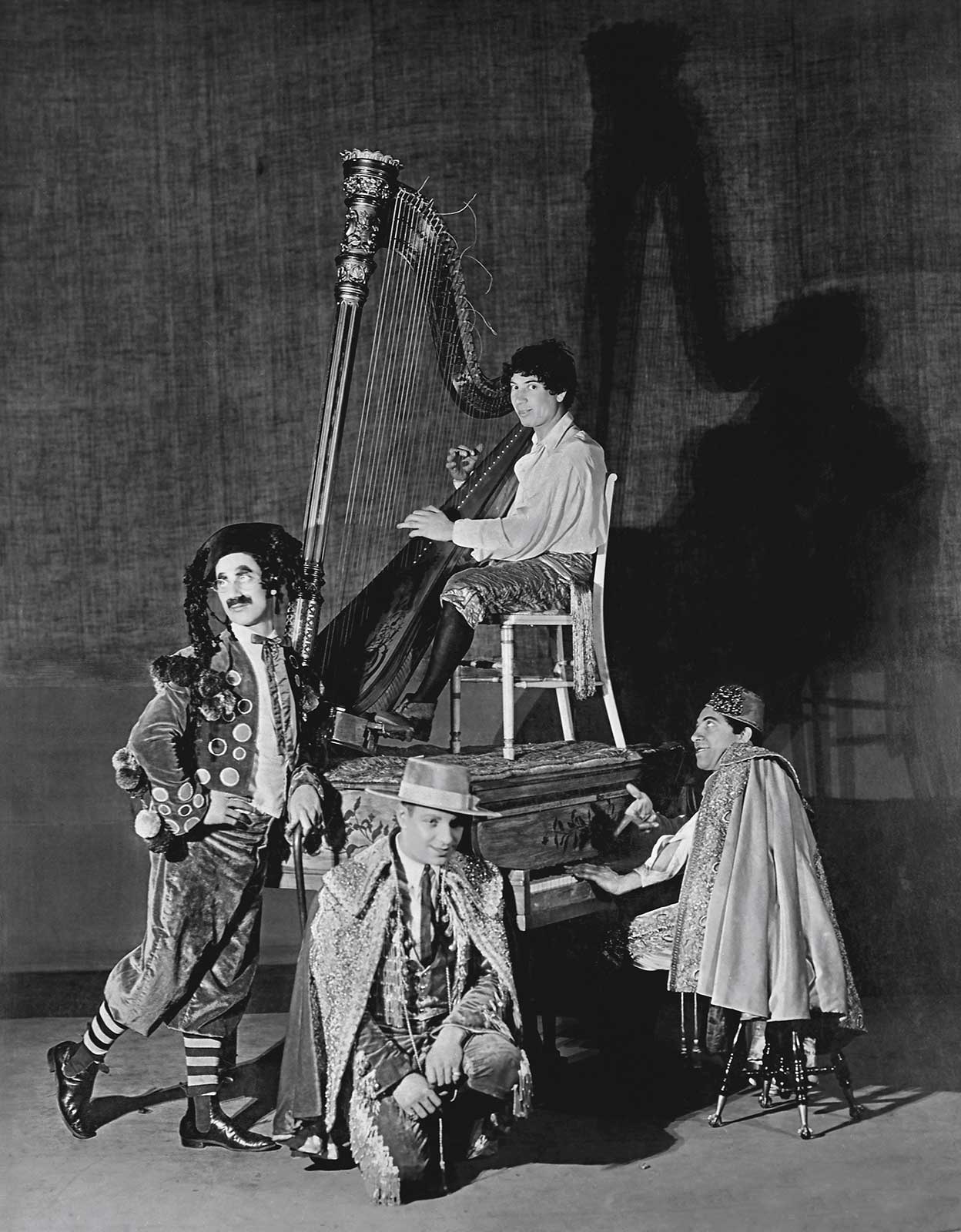 Vivían en el piso de Nueva York sus padres, los cinco hijos, los abuelos y una prima. Era una familia muy artística y musical: el abuelo era ventrílocuo, la abuela y Harpo tocaban el arpa, Chico era muy bueno al piano y Groucho comenzó cantando.