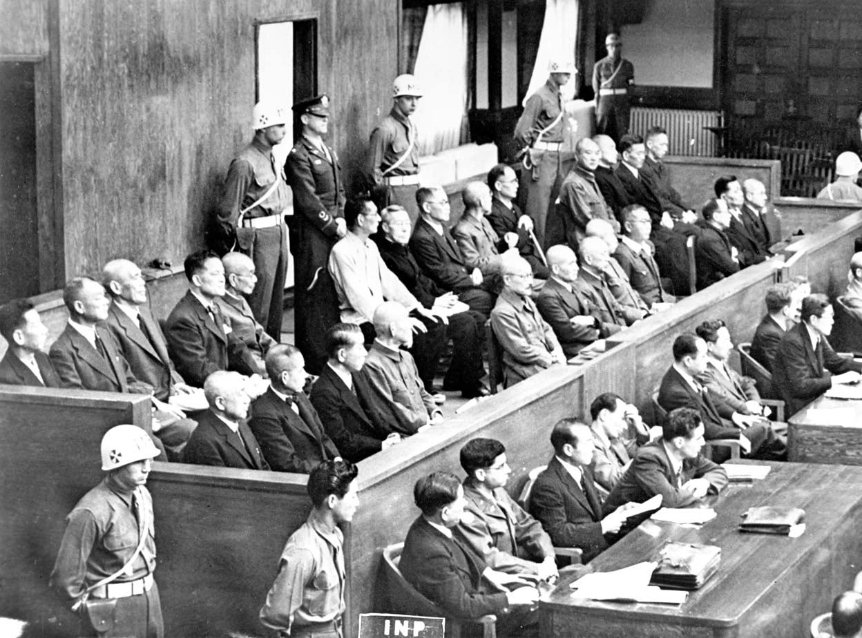 En el proceso de Tokio, veinticinco jefes militares, políticos y funcionarios japoneses fueron juzgados por crímenes contra la humanidad durante la Segunda Guerra Mundial.