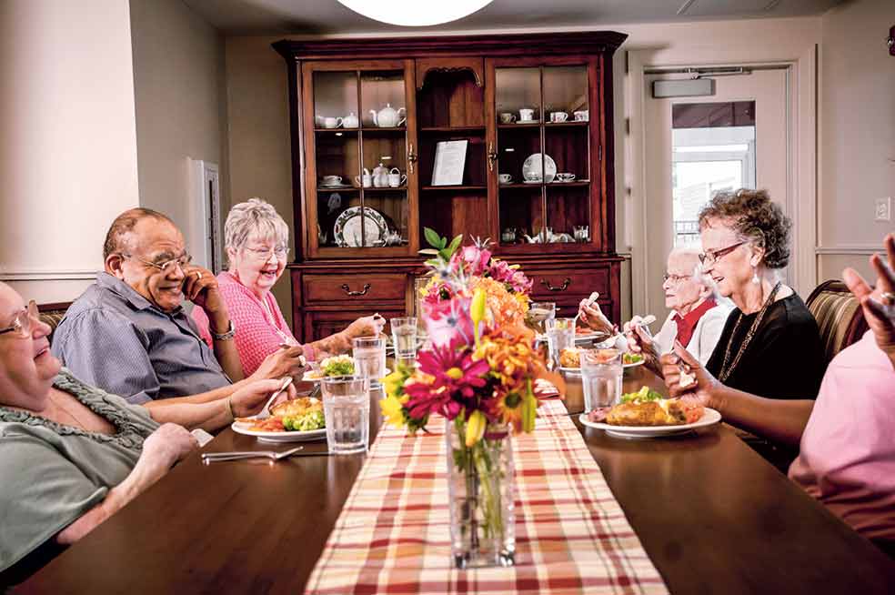 El inmenso salón-cocina-comedor que preside cada casa es el eje de la vida social. Auxiliares y residentes deciden el menú, cocinan y comen juntos.