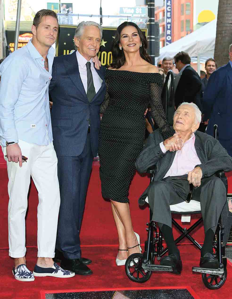 Michael, en 2018, con su padre y con su hijo Cameron. Su esposa, Catherine Zeta-Jones, es clave en la relación filial.