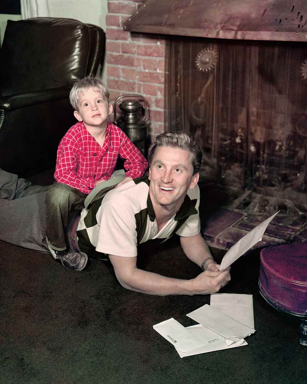 Michael, a sus 6 años, con Kirk Douglas en 1950. Su padre y Diana Dill tenían otro niño: Joel. Se divorciaron en 1951. Tres años después se casó con Anne Buydens, tuvo dos hijos más: Peter y Eric, y estuvieron juntos hasta la muerte de Kirk, en 2000. Ella falleció un año después.