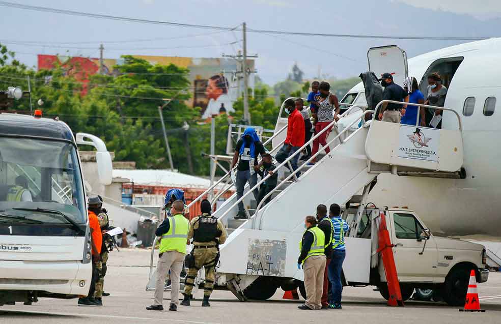 En apenas diez días, Estados Unidos ha deportado a cerca de 5000 haitianos de vuelta a Haití, aunque la mayoría llevaran años fuera de su país. Una vez en Puerto Príncipe cuentan que fueron engañados para subir al avión. Muchos, de hecho, creían estar viajando hacia Florida.