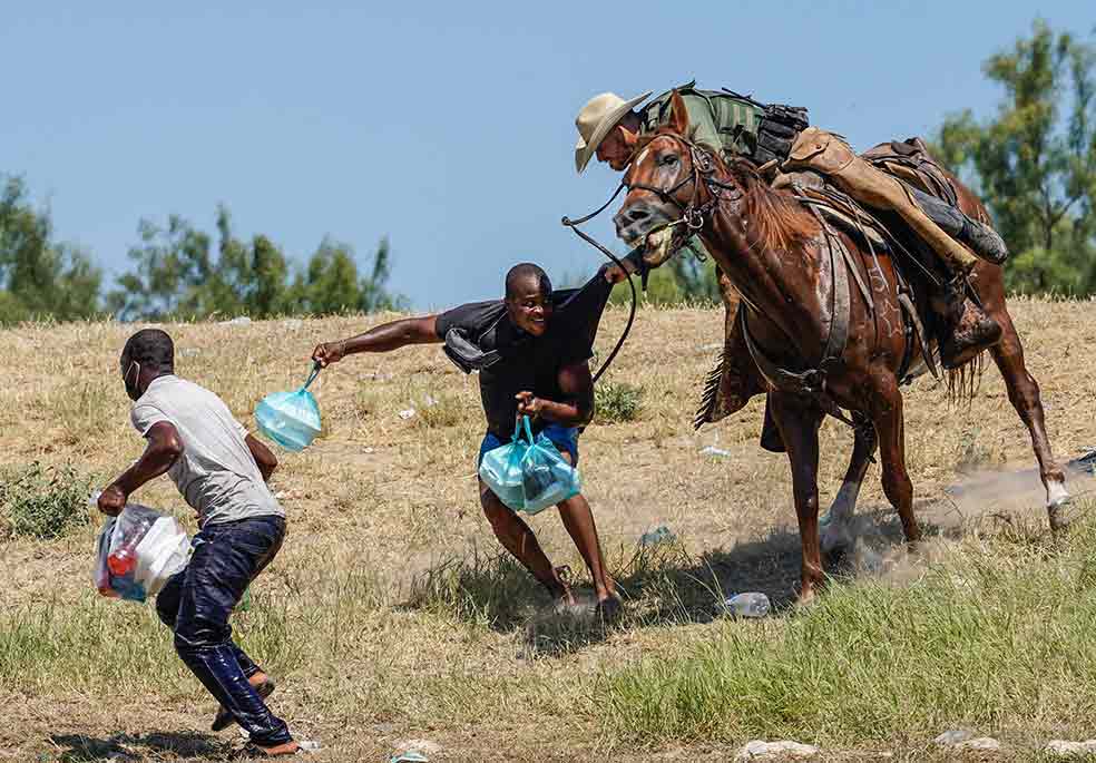 Miles de haitianos cruzaron el río Grande hace unas semanas y se instalaron en un campamento improvisado bajo un puente en Del Río, localidad texana fronteriza con México. Las imágenes de los agentes de la Patrulla Fronteriza de Estados Unidos intentando frenar a los migrantes, a caballo y a latigazos, dieron la vuelta al mundo.