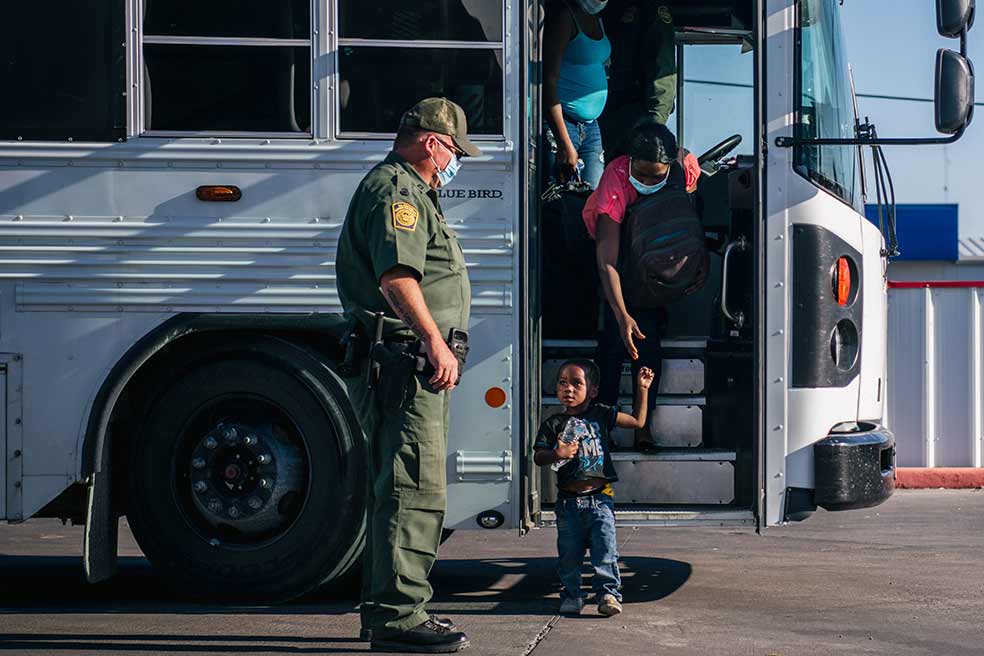 Las organizaciones humanitarias del lado norteamericano se vieron desbordadas intentando proporcionar comida y ayuda legal a los detenidos. En la imagen, un grupo de haitianos con hijos sube a un autobús de la guardia fronteriza camino de un refugio de la Val Verde Border Humanitarian Coalition, en Del Rio. Antes de la crisis, esta ONG ayudaba a unos cien migrantes del país caribeño cada mes. Ahora les llegan por miles.