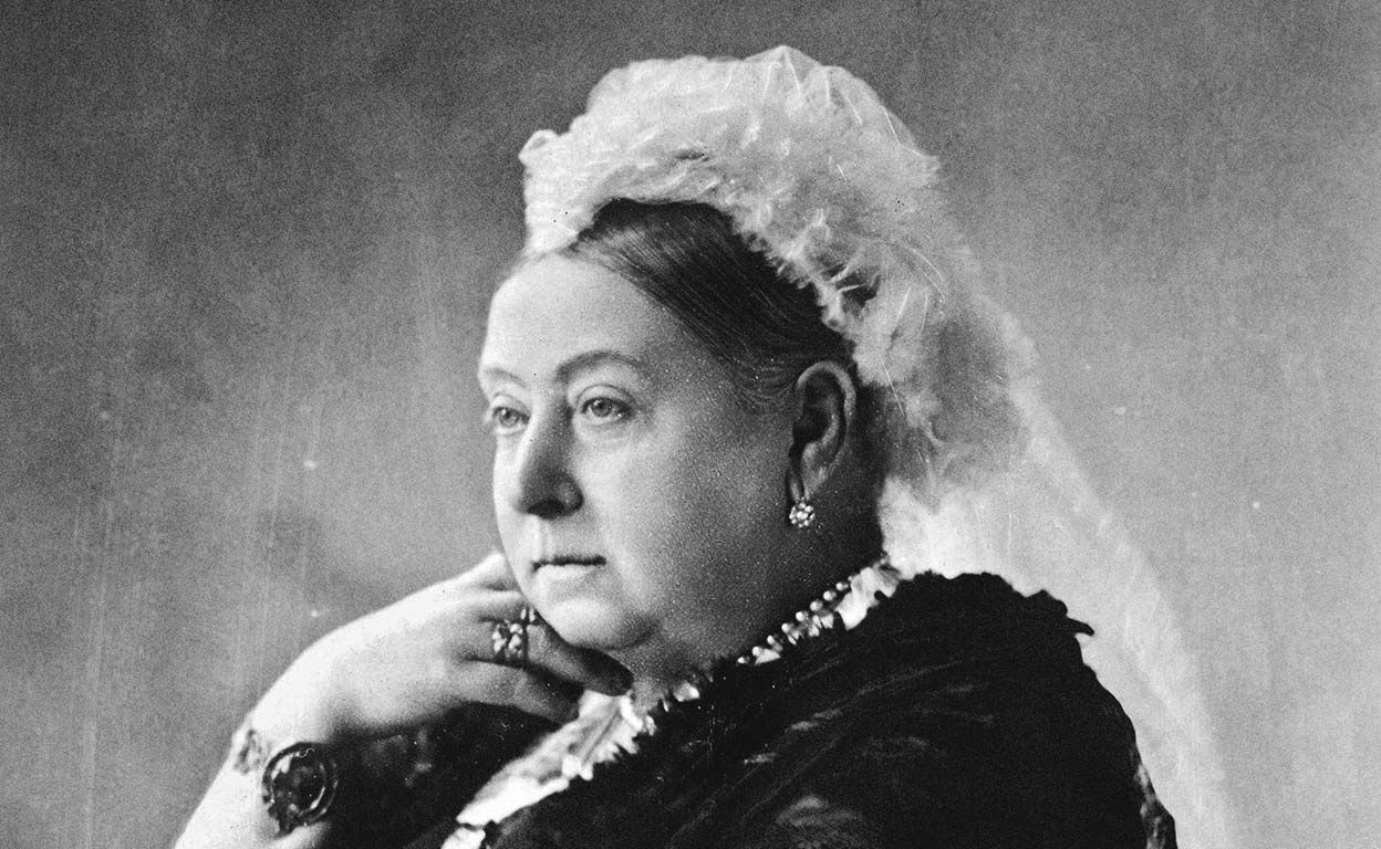 Victoria se fotografió decenas de veces, pero siempre con gesto triste y distraído. Esta es una de las pocas fotos en las que sonríe ligeram ente. Tenía 59 años. Murió a los 81.