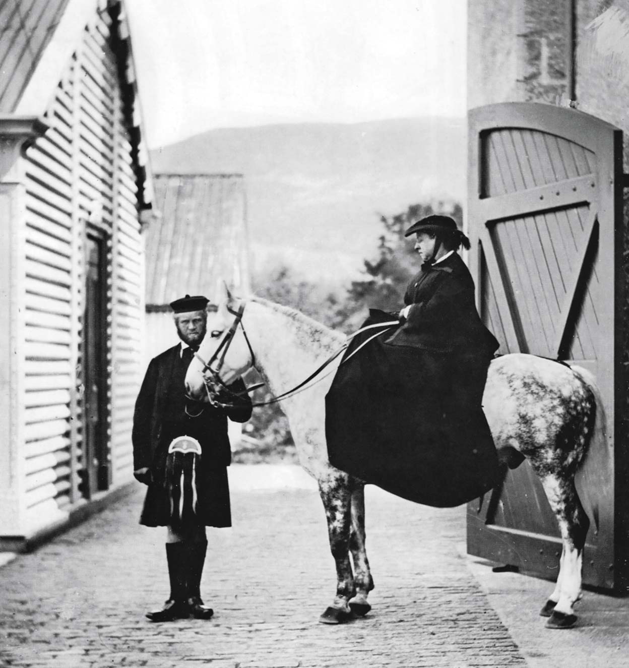 La reina con el guardabosques John Brown. La relación con él la ayudó a superar la pérdida de su marido. Pese al escándalo por su affaire, él sirvió en la Corte 34 años.