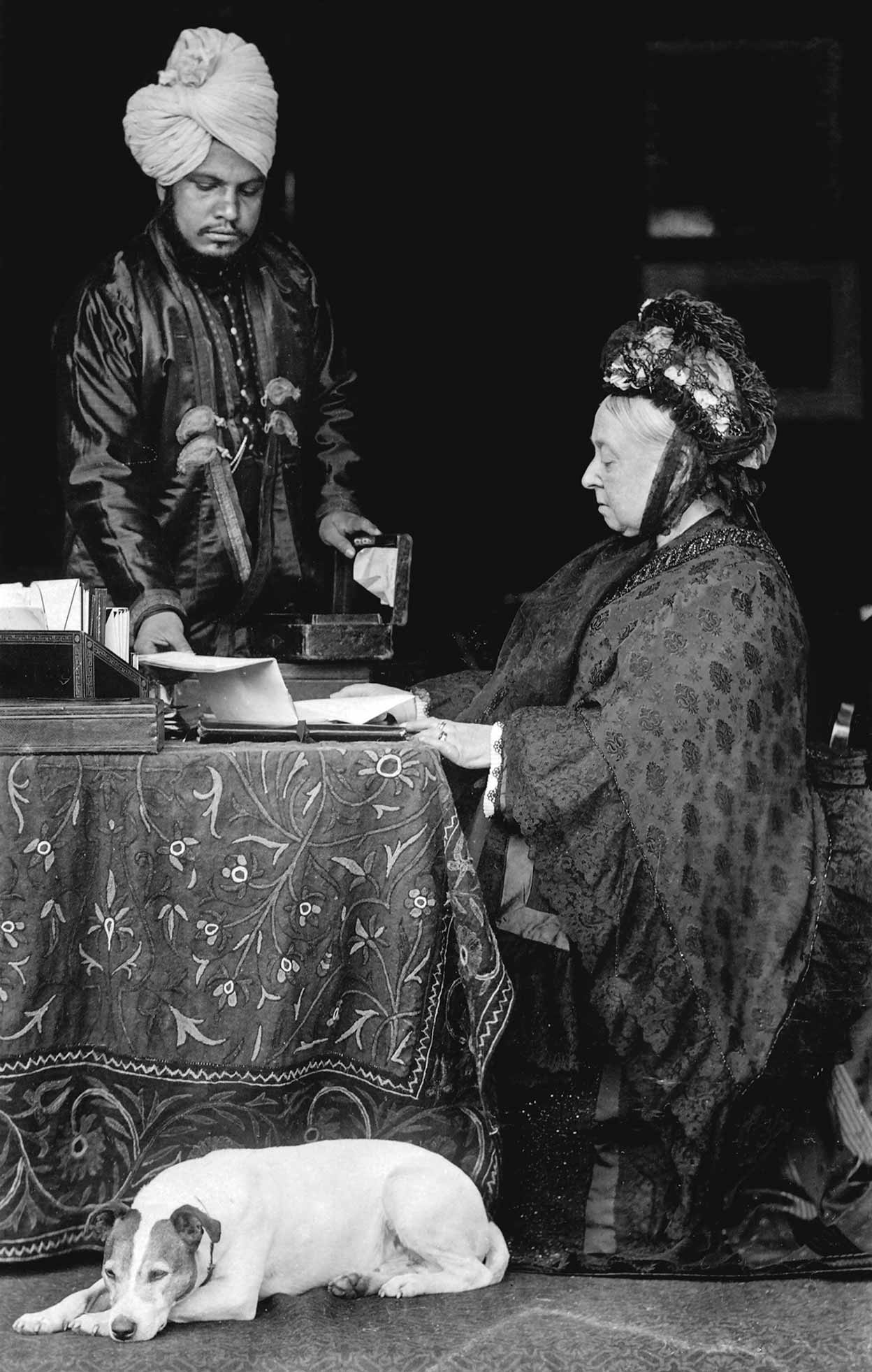 La reina Victoria con su secretario personal Abdul Karim, con quien tuvo una relación muy estrecha. Aunque los hisatoriadores dudan sobren cúan íntima fue, desató la ira de los cortesanos racistas.