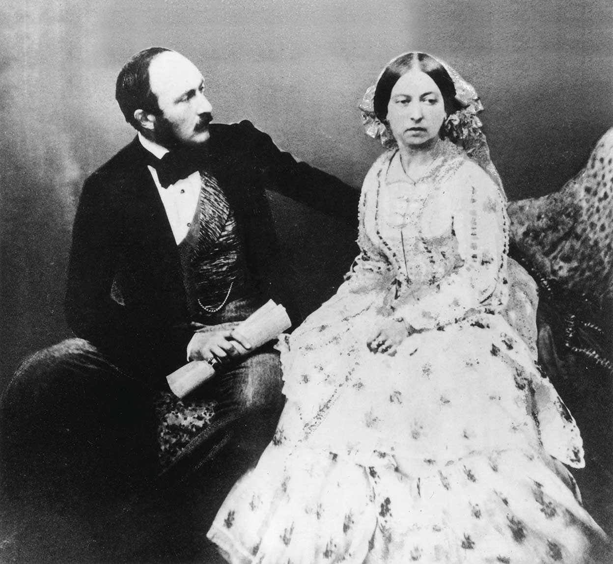 A pesar del gesto displicente de la imagen, Victoria estaba muy enamorada de su marido, Alberto, el rey regente. Él murió en 1861, cuando ella tenía 42 años, y sufrió una fuerte depresión.