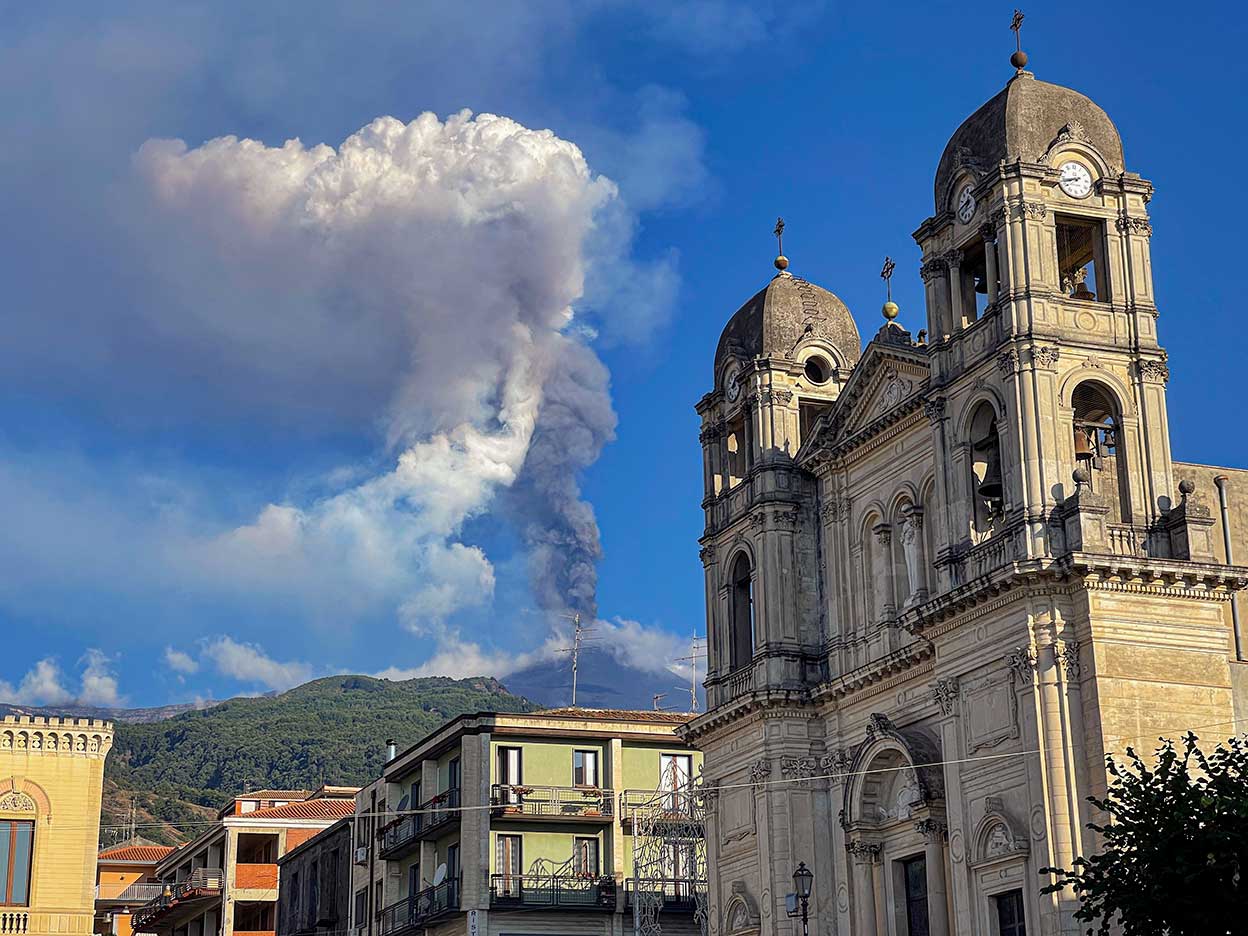 En Catania, la población que habita a las faldas de este volcán vive acostumbrada al rugido de este monstruo. Desde febrero se han producido varios episodios de expulsión de lava; ahora, acaba de experimentar una nueva erupción.