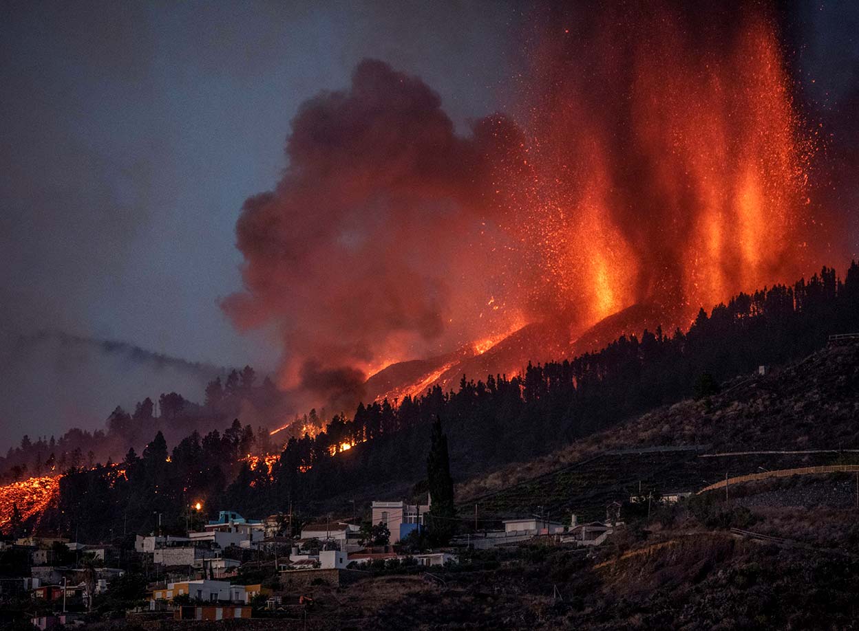 El volcán Cumbre Vieja erupcionó el domingo 18 de septiembre. El río de lava que recorre sus laderas está destruyendo cientos de viviendas y zonas de cultivo.