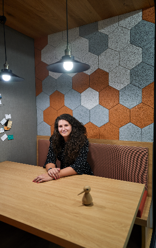 Como baloncestista llegó a la selección. Pero se lesionó y le resultaba muy difícil compaginar el deporte con la ingeniería. Sin embargo, el deporte siguió en su vida: montó una app para que cualquier chica pudiera geolocalizar a otra cercana y correr juntas. «En algunos países es muy peligroso salir sola», explica. En la imagen, Rodríguez en una sala de 'coworking' de Spaces Río en Madrid.