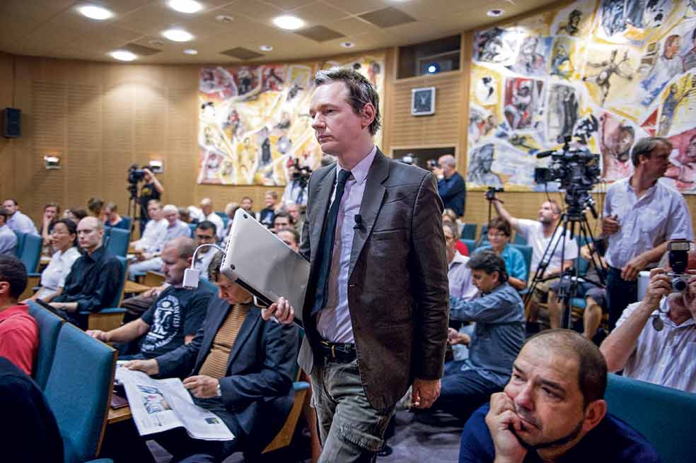 Assange acudió a Estocolmo para participar en un seminario el 14 de agosto de 2010, sábado. Ardin se hizo cargo de organizar el acto y reservó un espacio en la imponente sede central de la LO, la Confederación de Sindicatos Suecos (en la foto, Assange a su llegada al acto aquel día). La supuesta agresión sexual ocurrió la noche anterior. La denuncia se produjo una semana después. Hoy, desde un punto de vista judicial, en Suecia no hay ninguna causa pendiente contra el fundador de WikiLeaks.