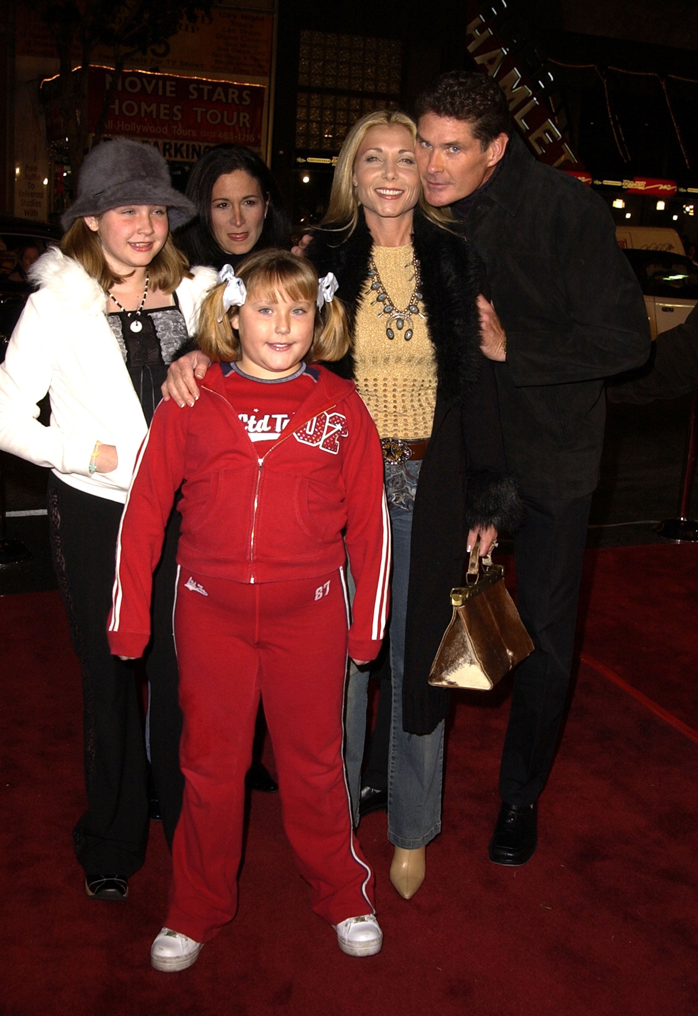 Hayley, de 29 años, es la hija menor del actor David Hasselhoff y la actriz Pamela Bach, su tercera esposa. Taylor Ann, de 31 años, con sombrero en la imagen, es la mayor. Sus padres estuvieron 17 años casados, entre 1989 y 2006, y trabajaron juntos en la serie Los vigilantes de la playa.
