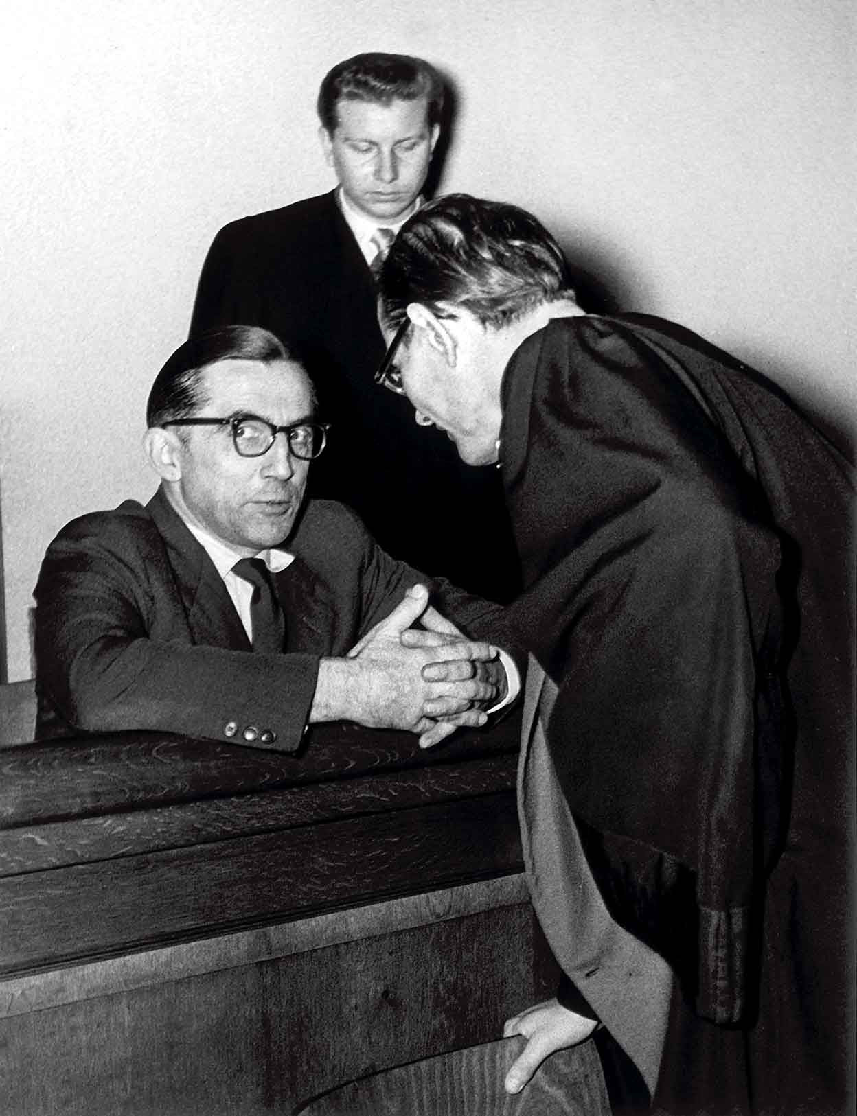 Paul-Werner Hoppe —el comandante del campo de concentración de Stutthof y jefe directo de Irmgard— dialoga, sentado en el banquillo de los acusados, con su abogado defensor durante el juicio sobre los crímenes perpetrados bajo sus órdenes, realizado en noviembre de 1955 en Bochum, Alemania. Fue condenado como cómplice de asesinato. En junio de 1957, el mismo tribunal volvió a condenarlo a nueve años y fue puesto en libertad en 1966. Murió en 1974, a los 64 años. |