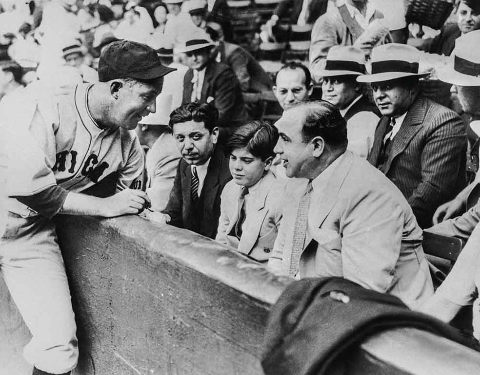 Capone en un partido de béisbol con su hijo, al que adoraba. El niño casi se queda sordo por una infección de oído. Capone pagó cien mil dólares de 1925 para que lo operasen.