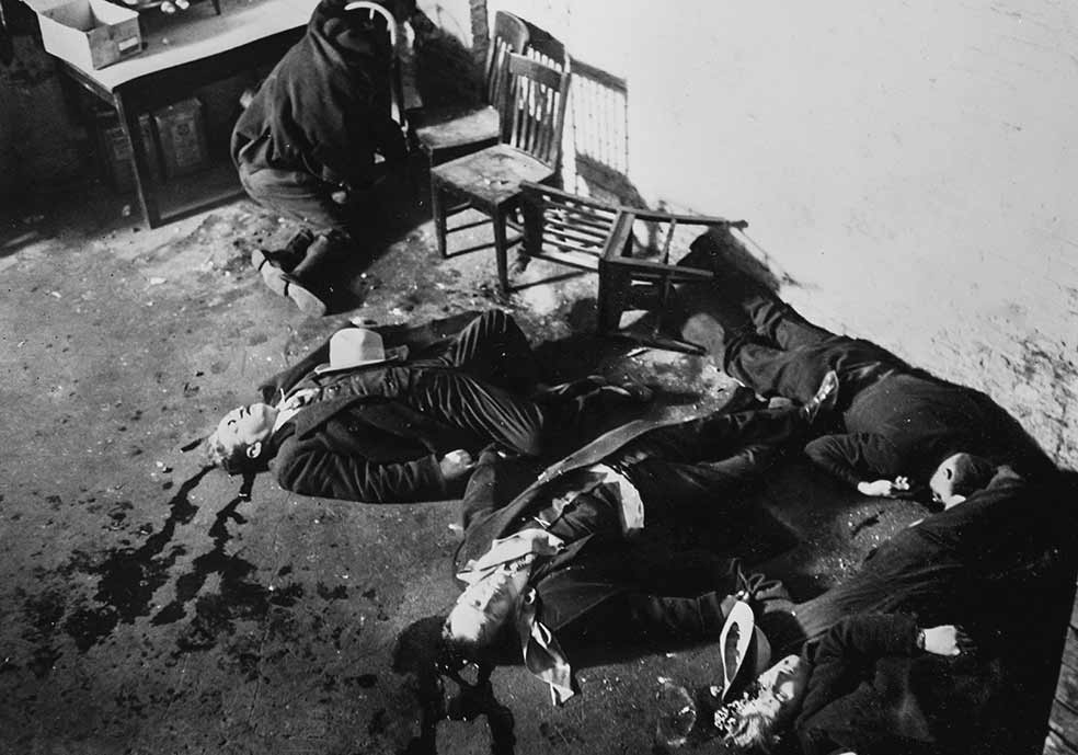 El 14 de febrero de 1929, seis hombres de Bugs Moran -el archienemigo de Capone- fueron cosidos a balazos en un garaje. El crimen ocupó decenas de páginas en la prensa y aparece en varias películas.